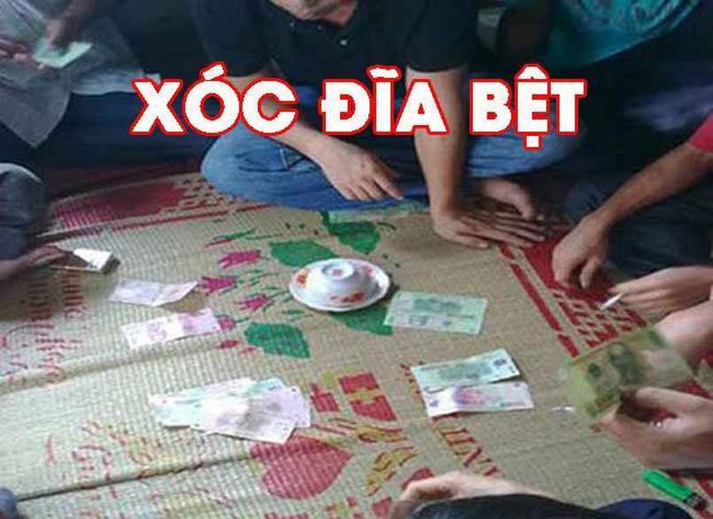 Xóc đĩa bệt là hình thức đánh xóc đĩa truyền thống Xóc đĩa bệt là hình thức đánh xóc đĩa truyền thống