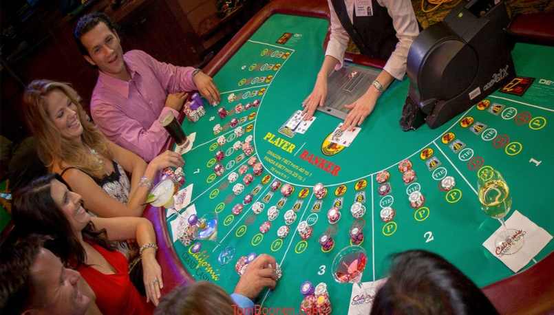 Mọi người tụ tập chơi baccarat Mọi người tụ tập chơi baccarat