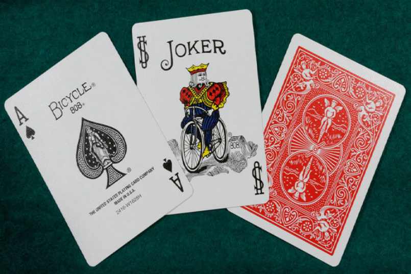 Quân bài joker thường bị bỏ qua trong các ván bài của người Việt. Quân bài joker thường bị bỏ qua trong các ván bài của người Việt.
